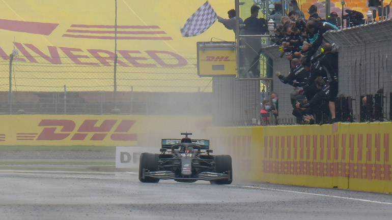 Formula 1: Παγκόσμιος πρωταθλητής για 7η φορά μετά από έναν επεισοδιακό αγώνα ο Hamilton