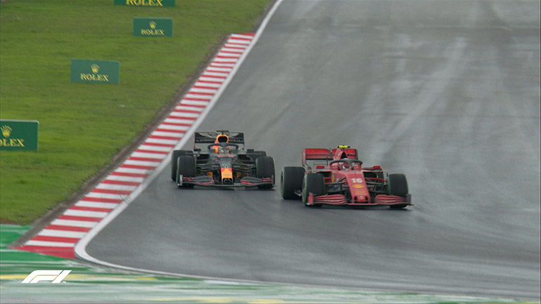 Οι προσπεράσεις αποδείχτηκαν πολύ δύσκολες σε τέτοιες συνθήκες και ξεκίνησαν όταν ενεργοποιήθηκε το DRS