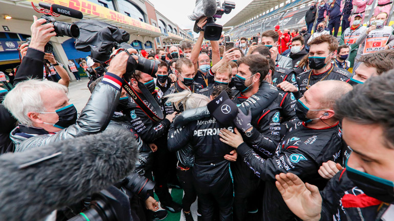 Lewis Hamilton: «Μην ακούτε κανέναν που λέει ότι δεν μπορείτε να πετύχετε»…