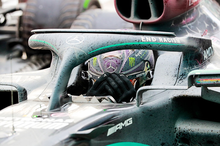 O Hamilton έχει ολοκληρώσει τον αγώνα και δεν μπορεί να κρύψει τη συγκίνησή του.  (πηγή φωτό: Twitter F1)