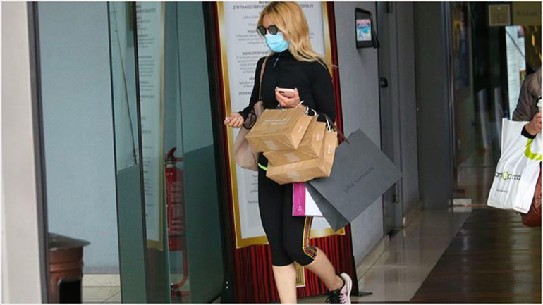 Έλενα Τσαβαλιά: Βόλτα στα μαγαζιά με athleisure look