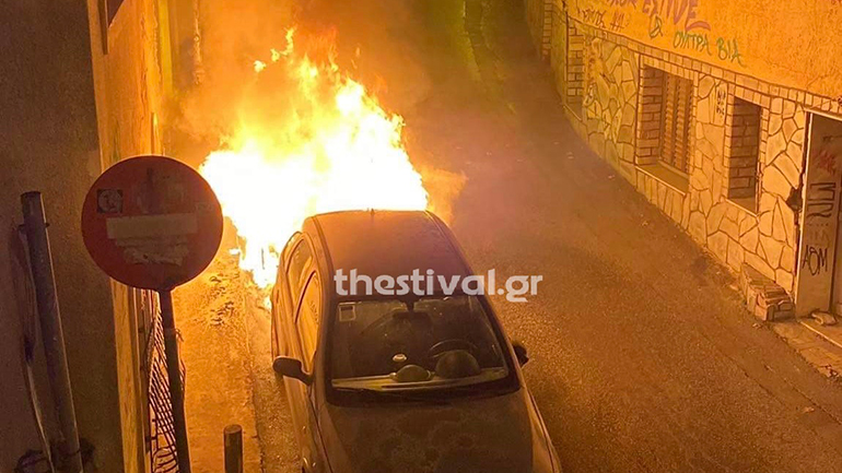Θεσσαλονίκη: Στις φλόγες σταθμευμένο αυτοκίνητο στην Άνω Πόλη 