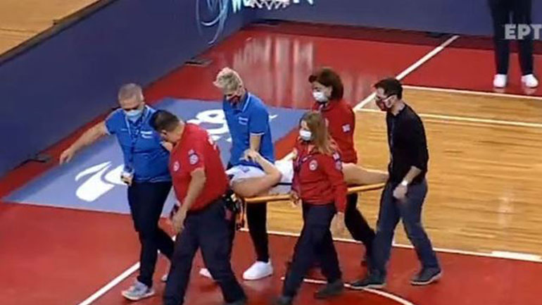 Τραυματίστηκε στον αυχένα και αποχώρησε με φορείο από το παρκέ η κόρη του Παναγιώτη Φασούλα