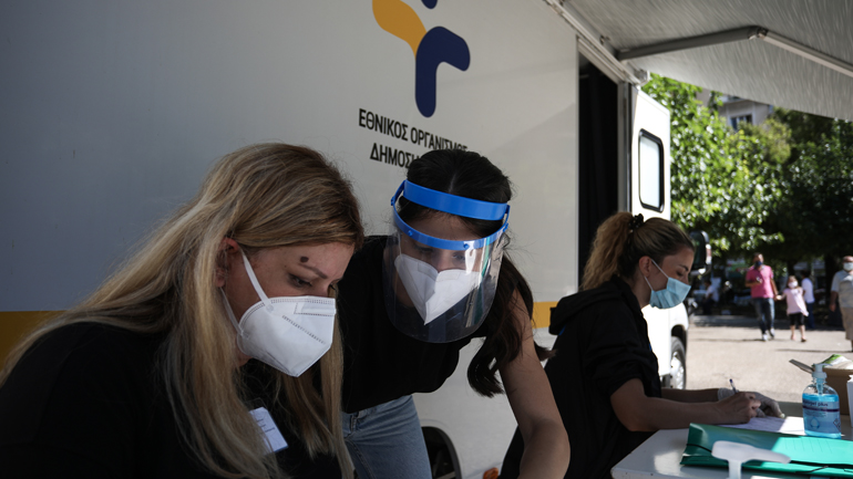 Ανακοινώθηκαν 1.698 νέα κρούσματα Covid-19