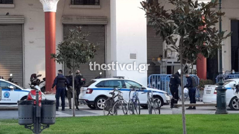 Θεσσαλονίκη: Προσαγωγές ατόμων που επιχείρησαν να αναρτήσουν πανό για τα Βαρώσια στο άγαλμα του Μεγάλου Αλεξάνδρου