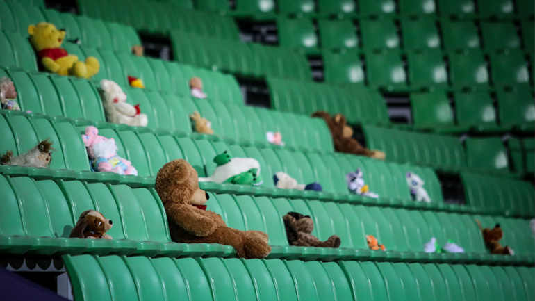 Oι μοναδικοί... θεατές που βρίσκονταν στις εξέδρες