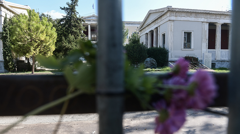 Υπογραφές ενάντια στην απόφαση της κυβέρνησης για την απαγόρευση του εορτασμού της 17ης Νοέμβρη