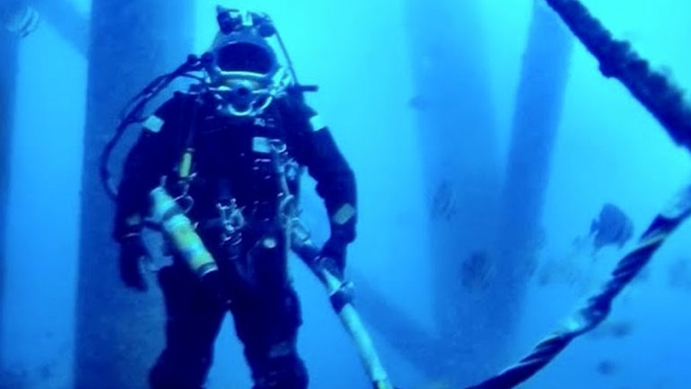 Δύτης επιβιώνει στον βυθό 30 λεπτά χωρίς οξυγόνο