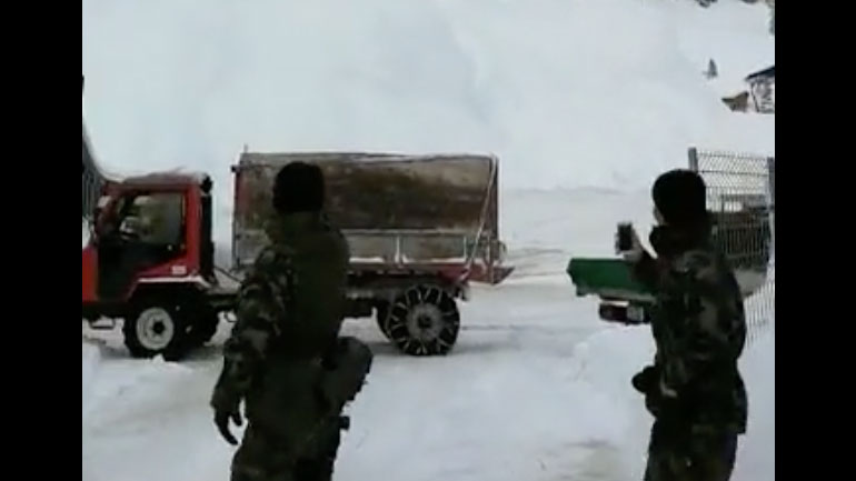 Χιονοστιβάδα vs στρατιώτες