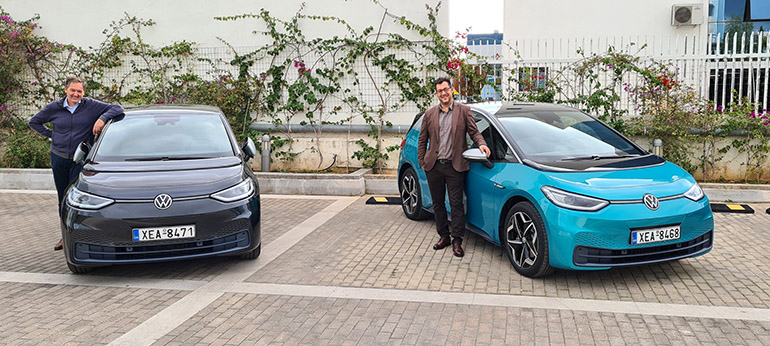 Ο υπεύθυνος προϊόντος Θωμάς Χαϊδής (δεξιά) με τον διευθυντή δημοσίων σχέσεων της Kosmocar Νικόλαο Μαρτίνο και το νέο VW ID.3