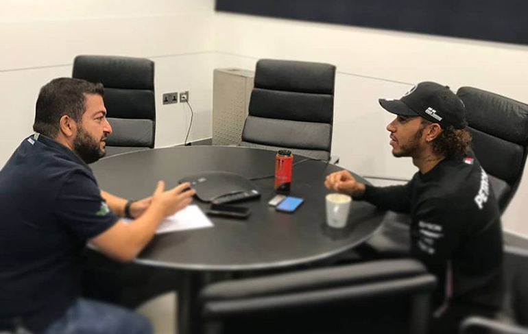 Ο Πάνος Σεϊτανίδης συνομιλεί με τον Lewis Hamilton, 7 φορές παγκόσμιο πρωταθλητή στη Formula 1