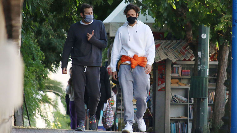 Κωνσταντίνος Αργυρός: Με casual look στο κέντρο της πόλης