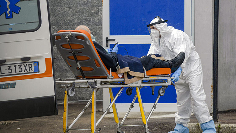 Ασθενής «πέρασε» τέσσερις φορές τον κορωνοϊό – Ο ιός μεταλλάχθηκε στο σώμα του και τελικά τον σκότωσε