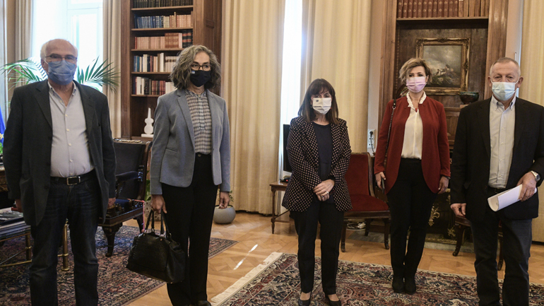 Στη Σακελλαροπούλου τα κόμματα για την απαγόρευση συναθροίσεων άνω των 4 ατόμων