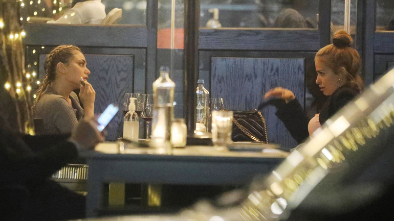 Ελένη Φουρέιρα: Για καφέ στη Γλυφάδα με την Κόνι Μεταξά και casual look