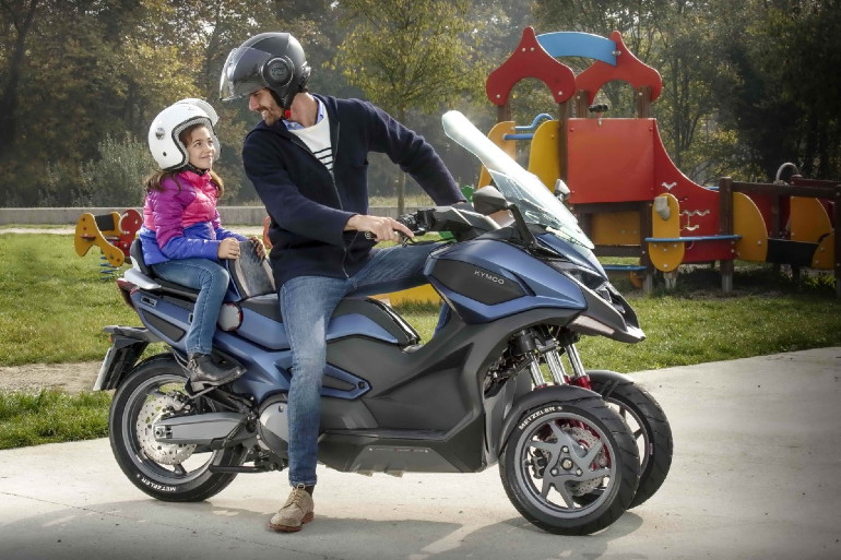 Το εμπρός σύστημα βασίζεται περισσότερο σε εκείνο της Yamaha παρά της Piaggio