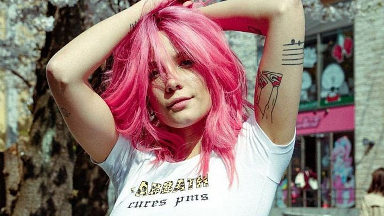 Η Halsey μόλις υιοθέτησε το tie-dye print στα μαλλιά της