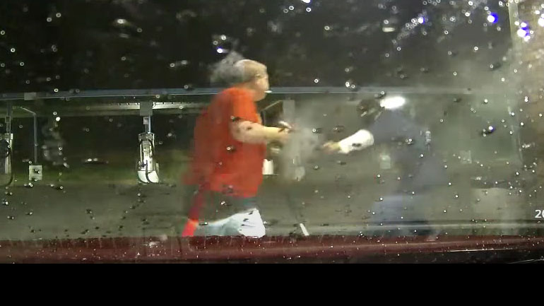 Ένας άνδρας αμύνεται με το πιεστικό νερού