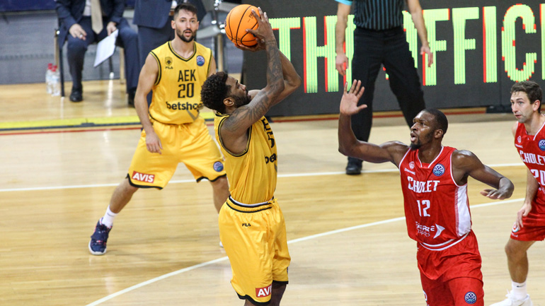 Τρία στα τρία η ΑΕΚ, 83-81 τη Σολέ