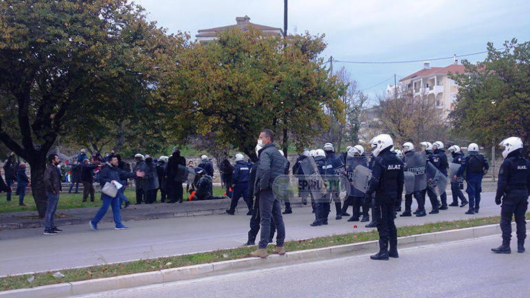 Ιωάννινα: Επεισόδια και τραυματισμοί στο μνημείο του Πολυτεχνείου
