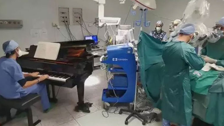 Ιταλία: Γιατρός έπαιζε πιάνο σε 10χρονο ασθενή, κατά τη διάρκεια επέμβασης αφαίρεσης όγκου