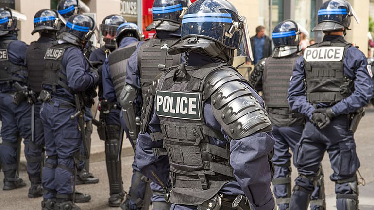 Γαλλία: Το κοινοβούλιο εξετάζει το νομοσχέδιο που περιορίζει τη μετάδοση εικόνων από αστυνομικούς εν ώρα υπηρεσίας Γαλλία: Το κοινοβούλιο εξετάζει το νομοσχέδιο που περιορίζει τη μετάδοση εικόνων από αστυνομικούς εν ώρα υπηρεσίας