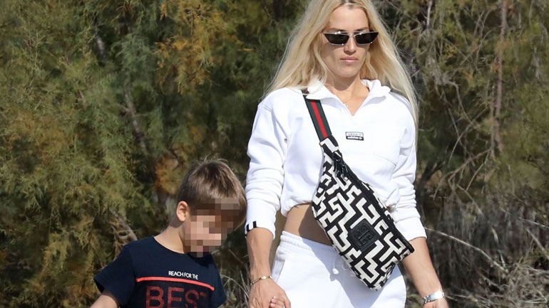 Βικτώρια Καρύδα: Πρωινή βόλτα με τον γιο της στη Γλυφάδα και άψογο στυλ