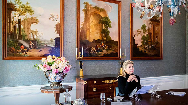 Το stylish look της βασίλισσας Maxima σε zoom meeting!