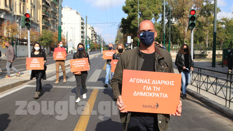 Στεφάνι κατέθεσε το Μέρα25 στο Πολυτεχνείο Στεφάνι κατέθεσε το Μέρα25 στο Πολυτεχνείο