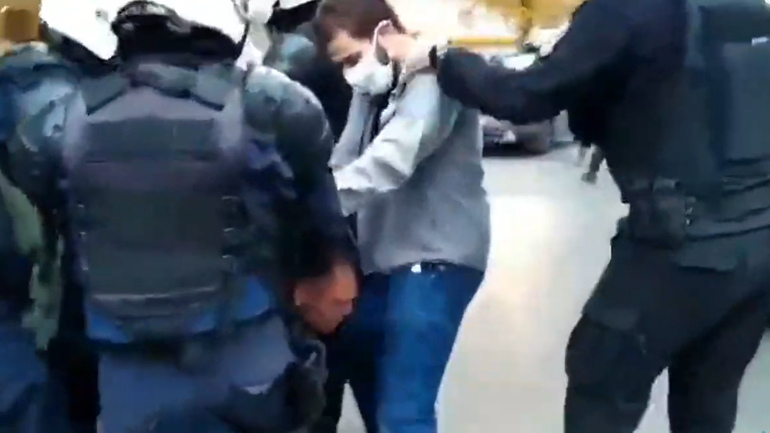 Χειροπέδες σε οικογένεια στα Σεπόλια: Στο νοσοκομείο οι γονείς – Στο τμήμα τα αδέλφια Χειροπέδες σε οικογένεια στα Σεπόλια: Στο νοσοκομείο οι γονείς – Στο τμήμα τα αδέλφια