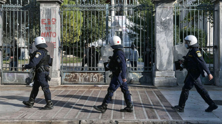 Πρόστιμο σε γυναίκα στο Πολυτεχνείο που πήγε να αφήσει ένα λουλούδι