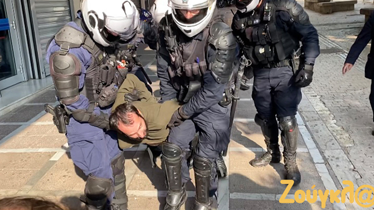 Τα ΜΑΤ περνούν χειροπέδες και παίρνουν «σηκωτά» τα μέλη του ΚΚΕ στην Πανεπιστημίου