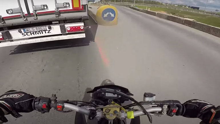 Μοτοσικλετιστής δοκιμάζει να προσπεράσει ένα φορτηγό