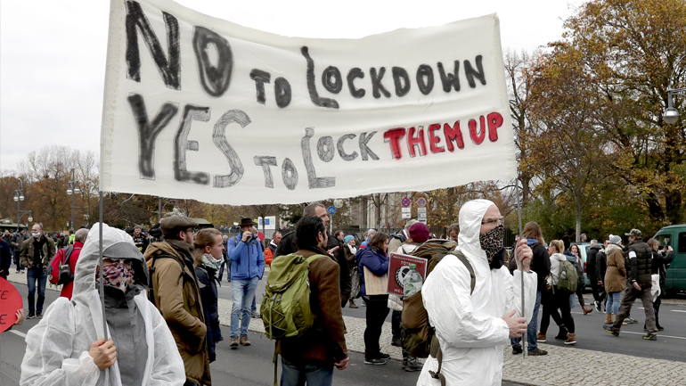 Διαδήλωση στο Βερολίνο κατά σχεδίων της κυβέρνησης για επιπλέον περιορισμούς κατά του Covid-19