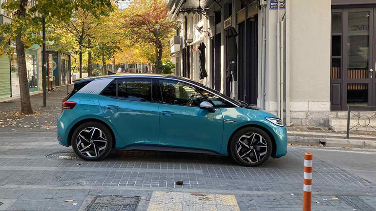 Έχει μήκος 4.261 χλστ., πλάτος 1.809 χλστ. και ύψος 1.552 χλστ.