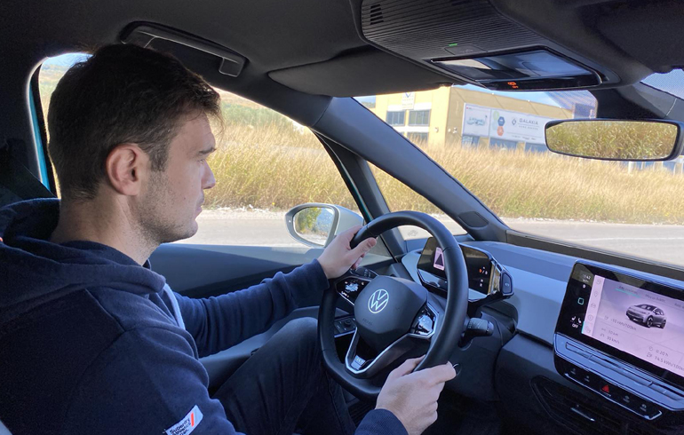 Ο εξοπλισμός του είναι υπέρ-πλούσιος 