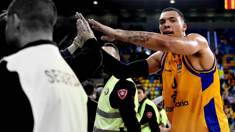 Πήρε διαβατήριο Βόρειας Μακεδονίας ο Γουάιλι