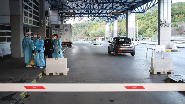 Covid-19: Σκέφτονται ακόμα και κλείσιμο χερσαίων συνόρων προς τις γειτονικές χώρες