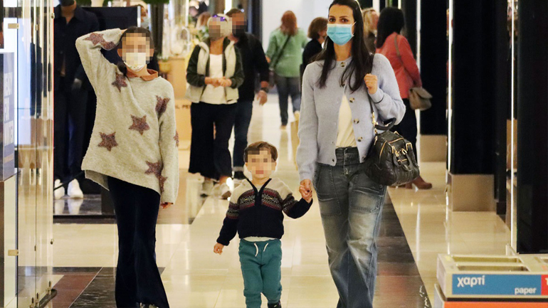 Όλγα Λαφαζάνη: Βόλτα με τα παιδιά της σε γνωστό εμπορικό κέντρο στο Μαρούσι