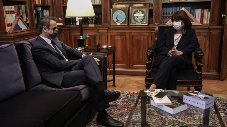 Τηλεδιάσκεψη Μητσοτάκη-Σακελλαροπούλου: «Σε κανονικούς ρυθμούς θα είμαστε όταν μειωθεί η πίεση στο ΕΣΥ»