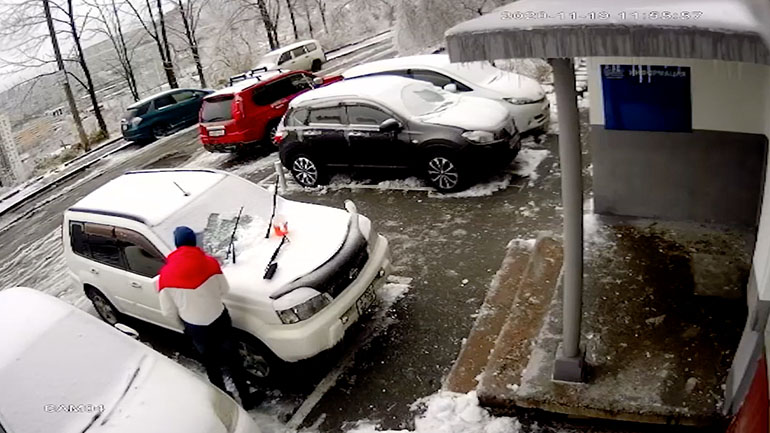 Άνδρας έχει μια έκπληξη καθαρίζοντας το χιόνι από το αυτοκίνητό του