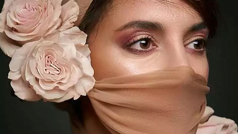 Η Νόνη Δούνια φωτογραφίζεται για την ελευθερία και ελεύθερη έκφραση των ανθρώπων εν μέσω COVID-19