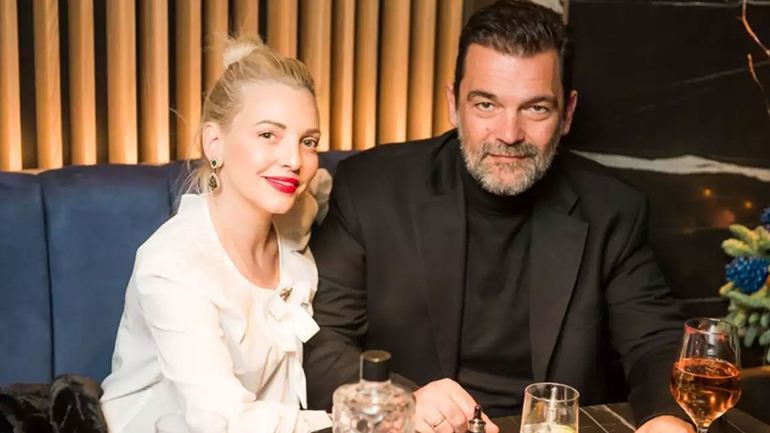 Ο Κωνσταντίνος Καζάκος και η Ιωάννα Μαρτζούκου έβαλαν τις πρώτες υπογραφές για το διαζύγιό τους