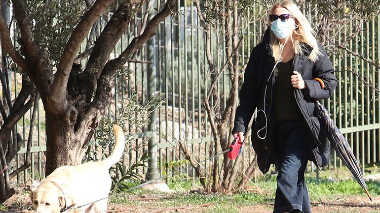 Σμαράγδα Καρύδη: Βόλτα στο κέντρο της πόλης με τον τετράποδο φίλο της