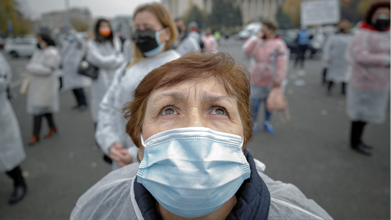 Επανεξέταση της σύστασης για χρήση μάσκας προτρέπει η Βασιλική Ακαδημία Επιστημών τις Σουηδικές αρχές