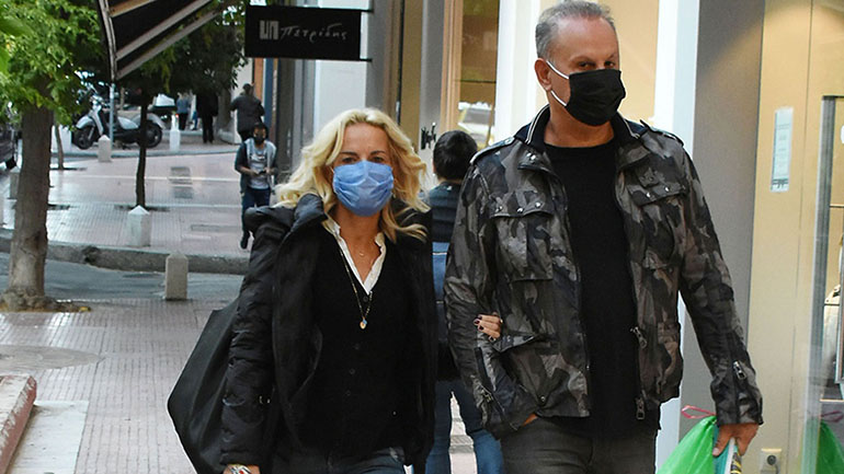 Μαρία Μπεκατώρου: Βόλτα με τον σύζυγό της στο Κολωνάκι