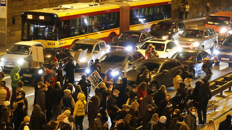 Είκοσι άνθρωποι βρίσκονται υπό κράτηση μετά τη διαδήλωση κατά του νόμου για τις αμβλώσεις στην Πολωνία