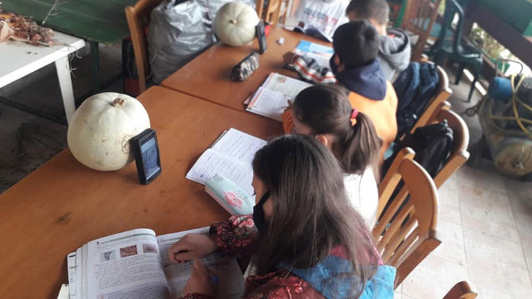 Παιδάκια χωρίς ίντερνετ στο σπίτι κάνουν μάθημα μέσα στο κρύο στην αυλή ενός καφενείου