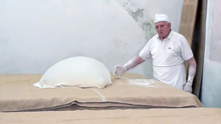 Κρητικός ετών… 86 που φτιάχνει χειροποίητο φύλλο για γλυκά έγινε θέμα στο Business Insider