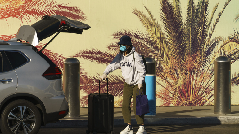 CDC: Συστήνουμε στους Αμερικανούς να μην ταξιδέψουν για την Ημέρα των Ευχαριστιών